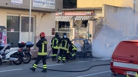 Portoferraio: auto in fiamme in via Manganaro, intervengono Carabinieri e Vigili del Fuoco