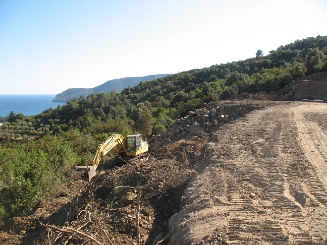 escavatore macchia mediterranea