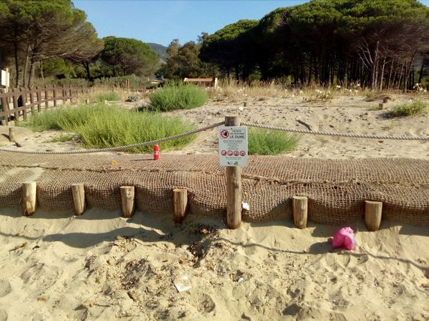 Dune calpestio e spazzatura