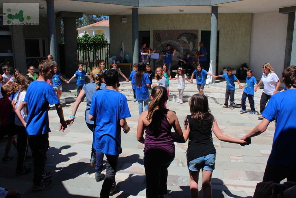 IsolaMondo 010 canti e balli tradizionali nella scuola di Vanga di L'Oru, Corsica