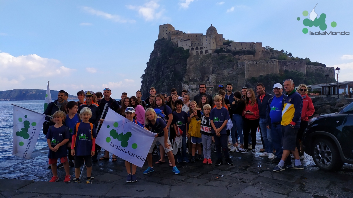 Ischia, tutti insieme davanti al Castello Aragonese