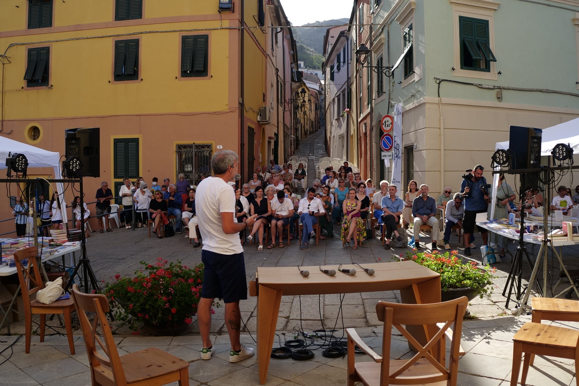 Il direttore artistico Marco Belli saluta la platea