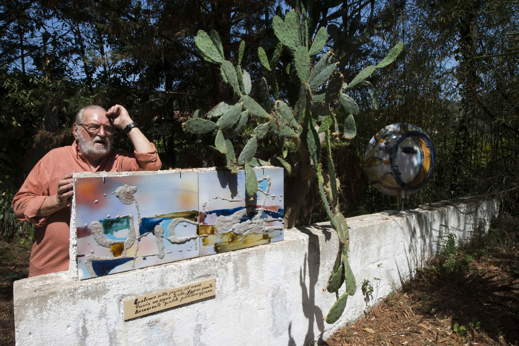 Italo Bolano con ceramica dedicata a Luzi-foto Piazzini