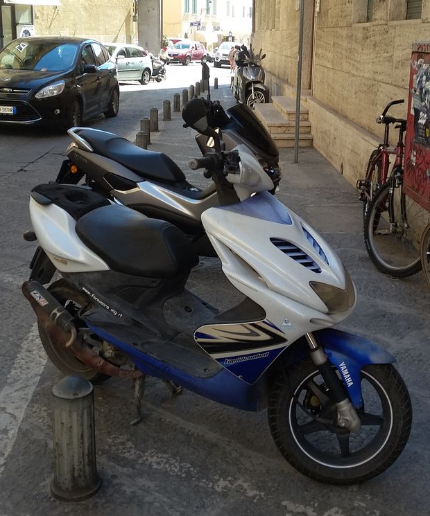 Fratini parcheggio moto