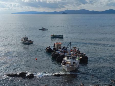 Peschereccio incagliato canale di Piombino