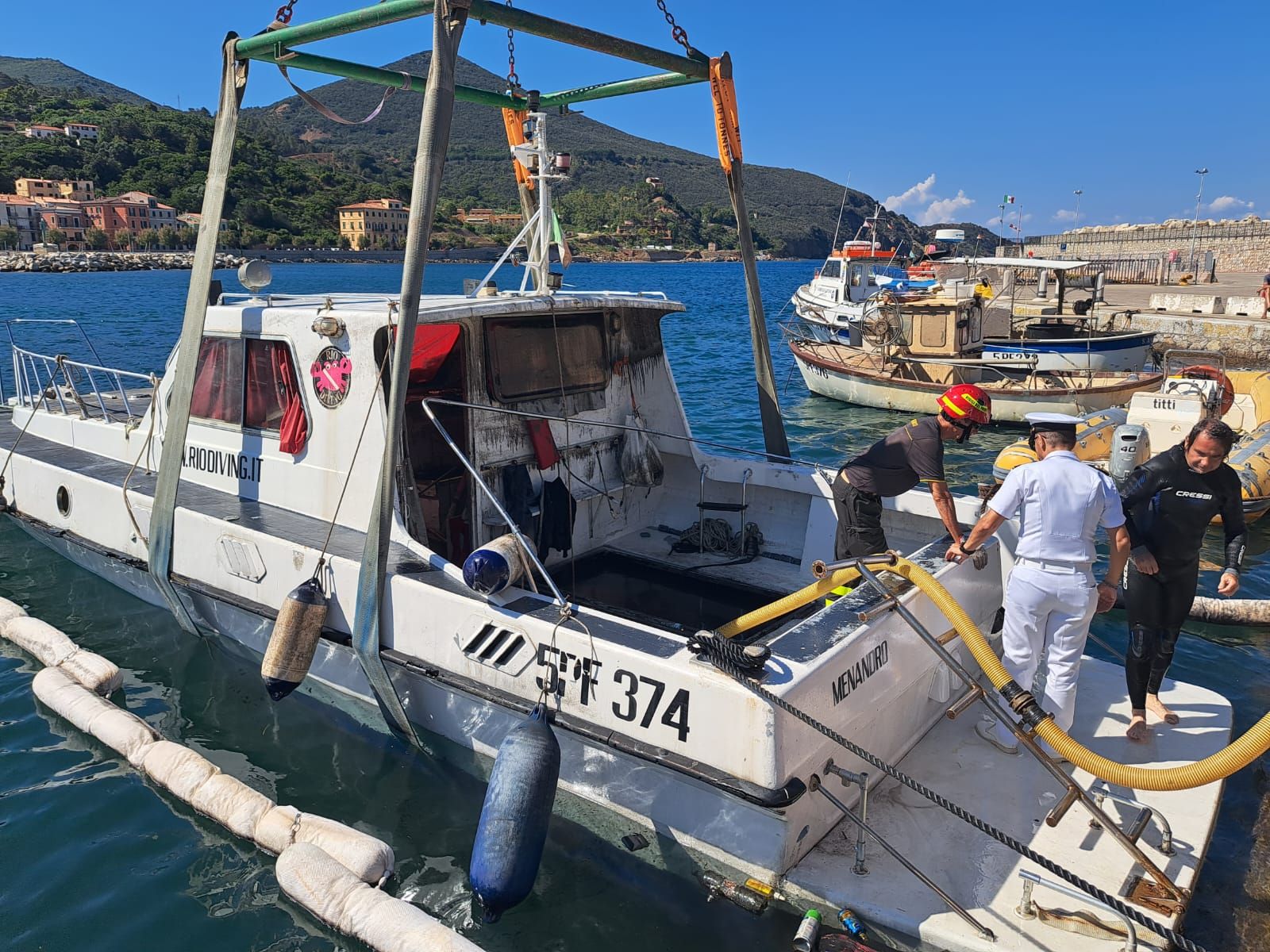 barca affonda a rio marina 3