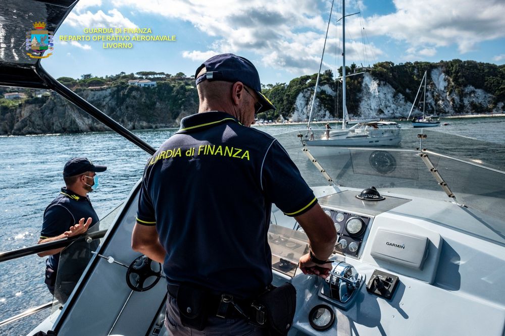 CS R.O.An GdF Livorno - Sequestro Imbarcazione battente bandiera olandese - Immagine 1