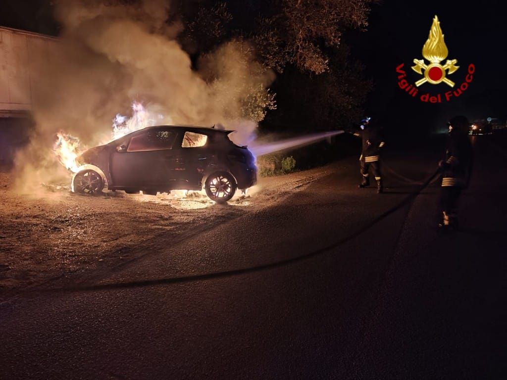 auto incendiata 3