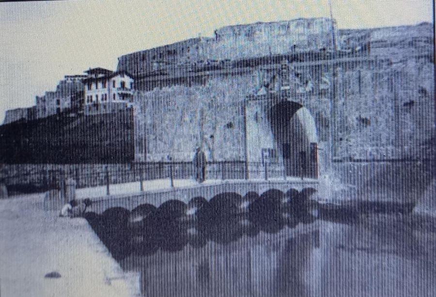 Fosso  e ponte del Ponticello con porta Medicea d’ingresso alla ridotta Reale 5