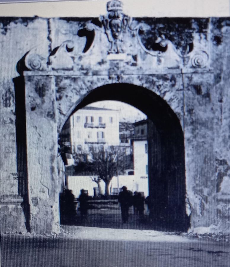 Porta dì ingresso alla ridotta reale del Ponticello con stemma mediceo 6