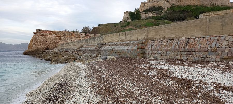 Spiaggia delle Ghiaie con pietre 7