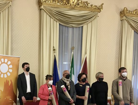 Gruppo vincitori con Cinzia Pagni e Bernard Dika