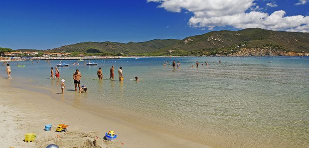 turisti spiaggia campo 620