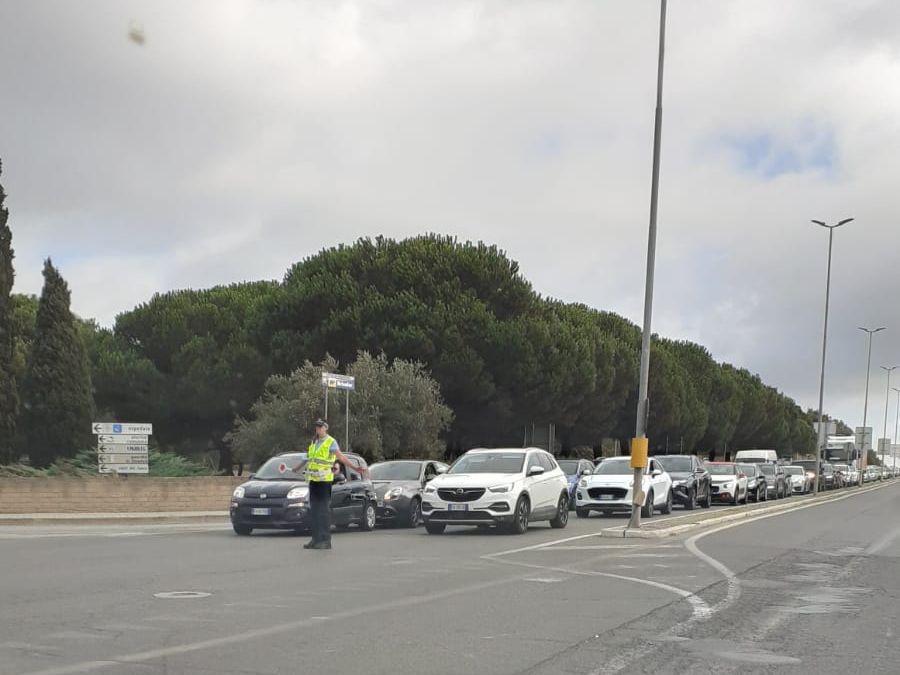 auto in coda per il porto 2