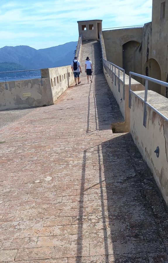 Fronte Sorbelloni. Camminamento  sul mezzo baluardo laterale