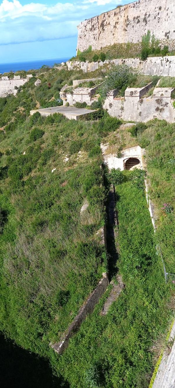 Fronte di attacco di terra.Camminamento coperto