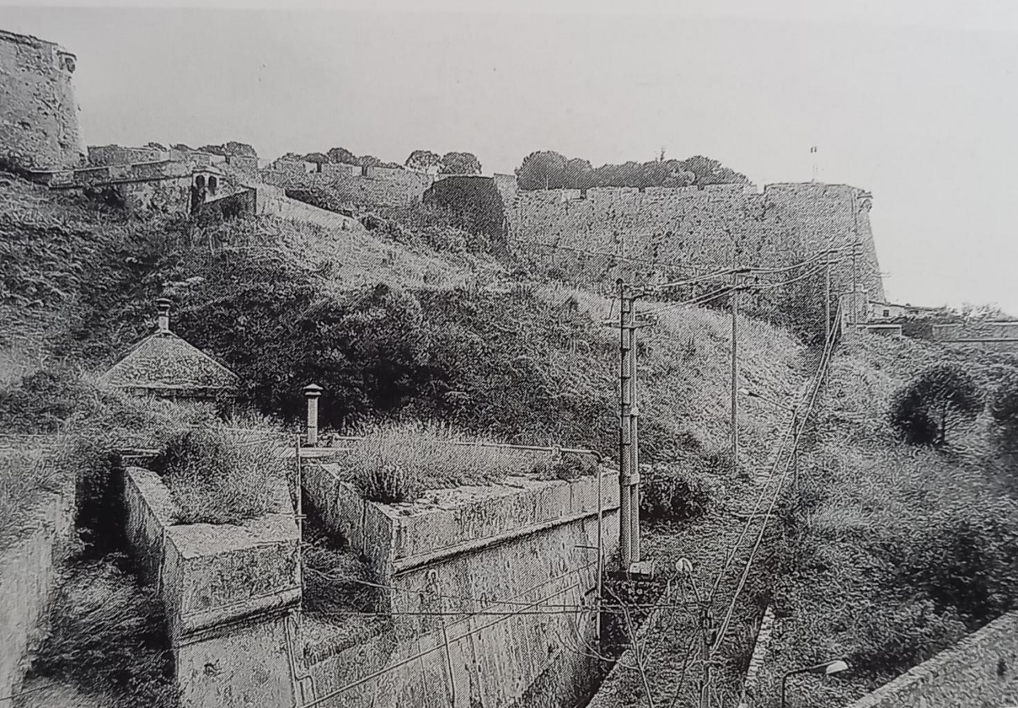 In primo piano troniere e muraglia del secondo bastione degli Spagnoli