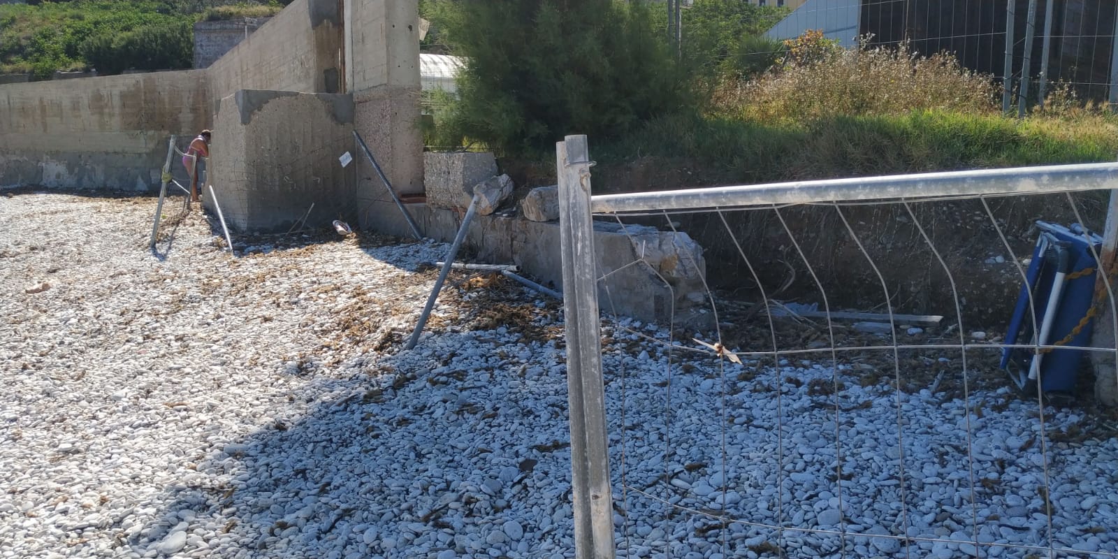 spiaggia ghiaie muro crollato 1