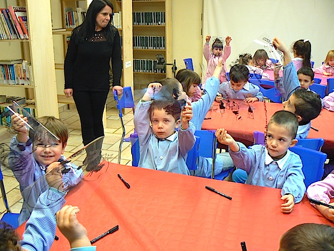 bimbi durante il laboratorio