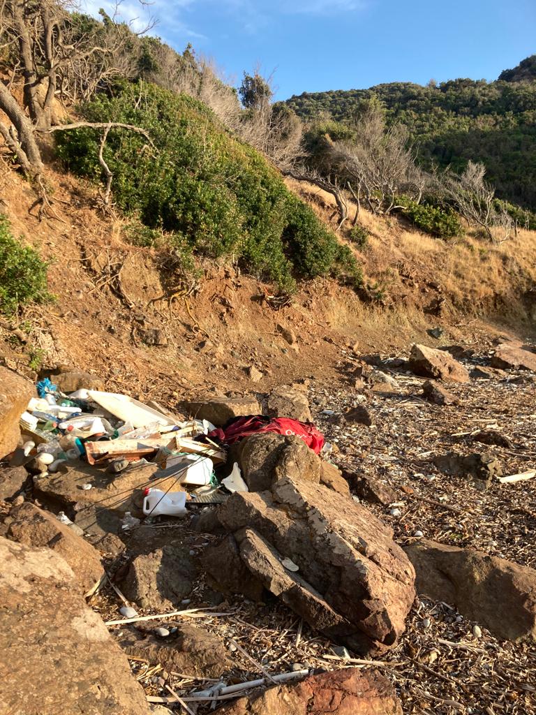 Rifiuti spiaggia Mangani (2)