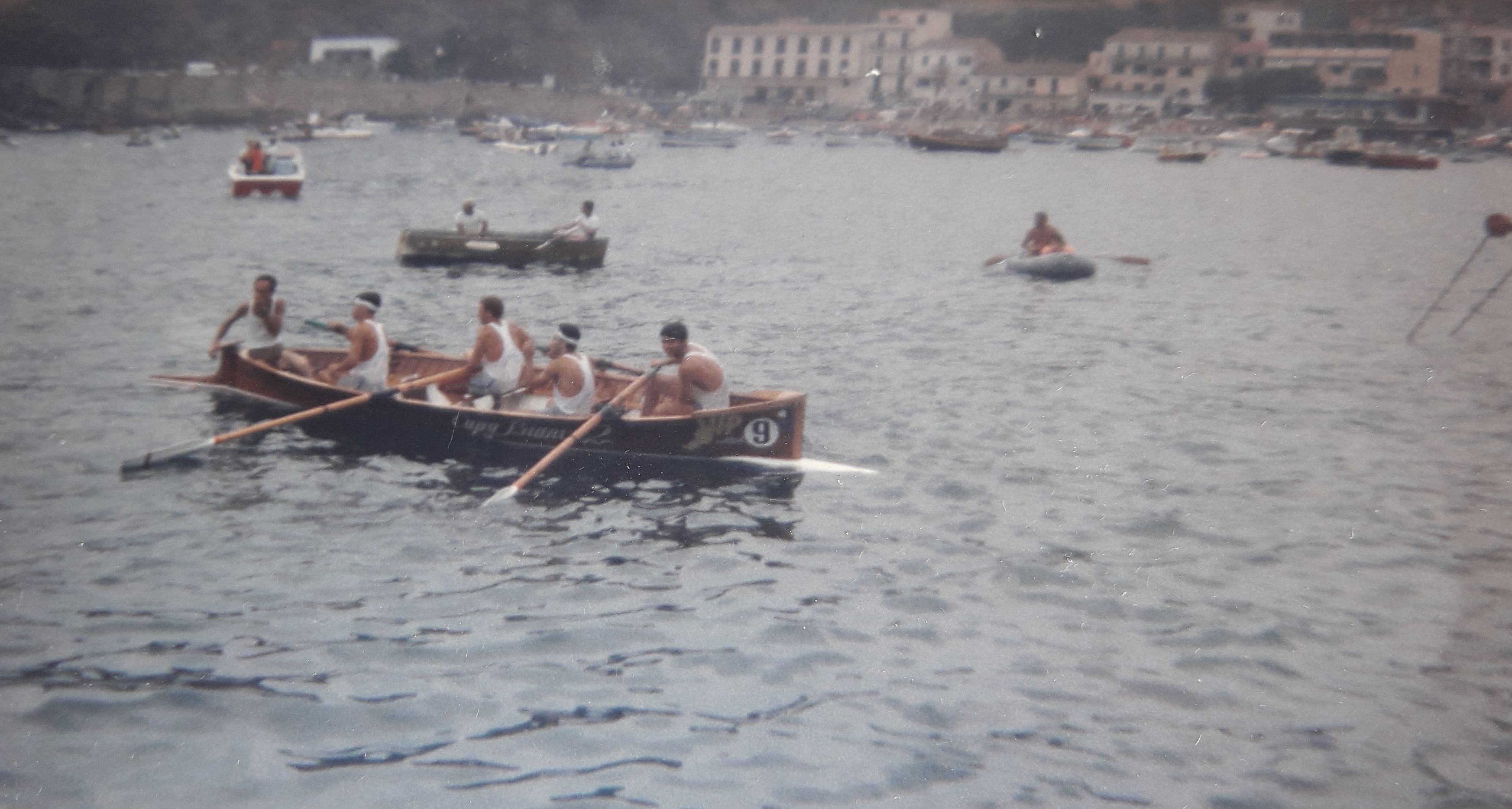 capo bianco con bulbo e timone