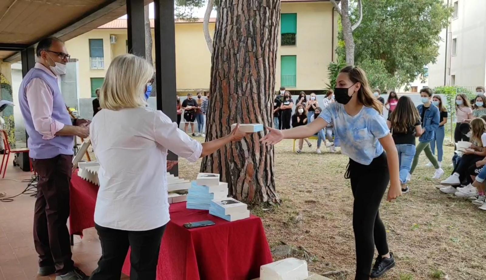 Il dirigente Davide Gambero e la dirigente Daniela Pieruccini durante la cerimonia di consegna a Portoferraio