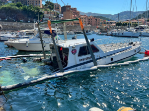 Capitaneria: Il recupero della motobarca affondata nel Porto di Rio Marina