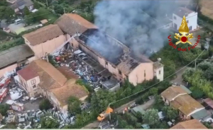 Incendio capannone a Portoferraio, l&#039;intervento di ARPAT