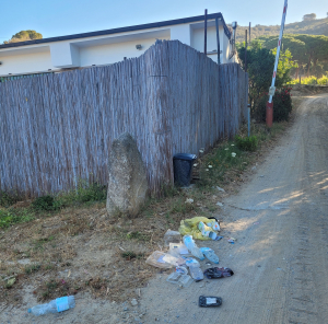 Fotonotizia: Rifiuti sparsi a Campo all&#039;Aia