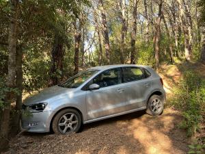 L’auto incastrata sul sentiero GTE a Monte Orello