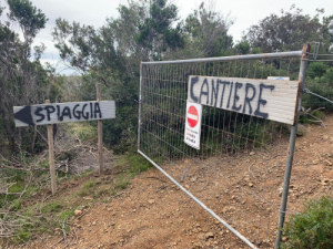 Il Comune di Campo ordina l’immediata sospensione dei lavori e la riapertura del sentiero di Capo Poro