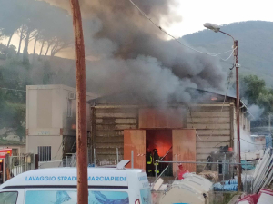 Incendio del capannone a Marciana Marina, area interdetta a tutela della pubblica incolumità