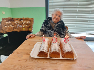 Le candeline dei 103 anni della Signora Rosina