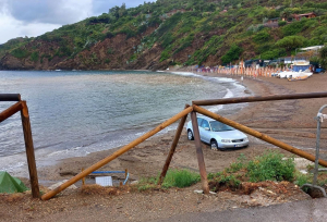 In auto sulla spiaggia della tartaruga marina. Legambiente: individuare e sanzionare i responsabili