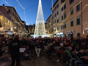 La piazza di Portoferraio si accende di luci e musica con gli alunni del Pertini