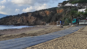 Dissalatore: posato sulla spiaggia del Lido il tappeto sintetico per il passaggio dei mezzi