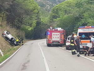 Pauroso fuori strada di un&#039;auto sulla Provinciale Rio - Porto Azzurro