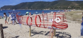 Il &quot;pesce mangia plastica&quot; sulla spiaggia di Lacona, una iniziativa dei Lions