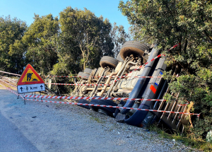 Sabato si rimuove il camion ribaltato. Lunedi recupero materiali dispersi Limitazioni viabilità sulla SP24 Bivio Boni-Procchio