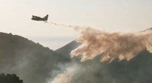 Incendio ancora attivo a Rio nell&#039;Elba, in azione tre elicotteri e due Canadair