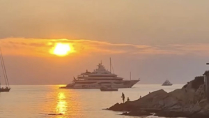 Lo yacht “Alaiya” del magnante dell’acciaio Mittal ancorato al largo della Biodola