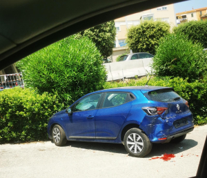 Auto &quot;sfrenata&quot; senza conducente a bordo ne danneggia altre due in sosta nel parcheggio ospedale