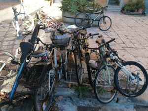 Un cumulo di biciclette abbandonate in piazza della Repubblica a Portoferraio