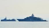 Il super yacht Infinity fotografato a Naregno