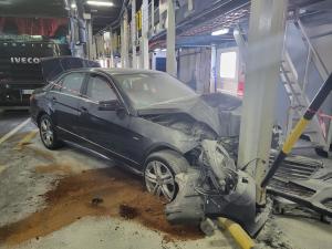 Fotocronaca: Incidente &quot;navale&quot;: semidistrugge l&#039;auto transitando sul ponte-garage dell&#039;Acciarello.