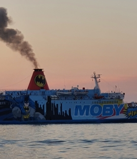 Fotonotizia: ...e la Moby Niki va, lasciandosi dietro una scia di fumo nero