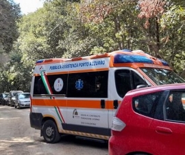 Cade in una scarpata cercando di raggiungere la spiaggia riese del Porticciolo