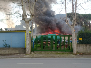 Incendio a Marciana Marina. A fuoco un capannone comunale