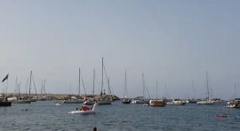 Le barche illecitamente tra i bagnanti davanti alla spiaggia marinese