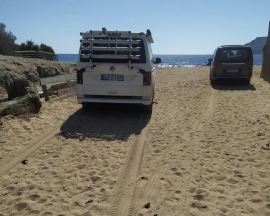 Fotonotizia: turisti teutonici &quot;rispettosamente&quot; in transito sulle sabbie protette laconesi